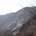 六合目以降は北壁を眺めつつ登ります